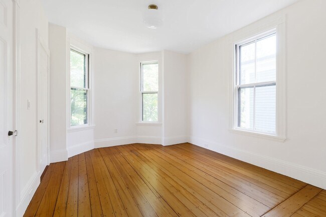 Building Photo - 33 Brewster St