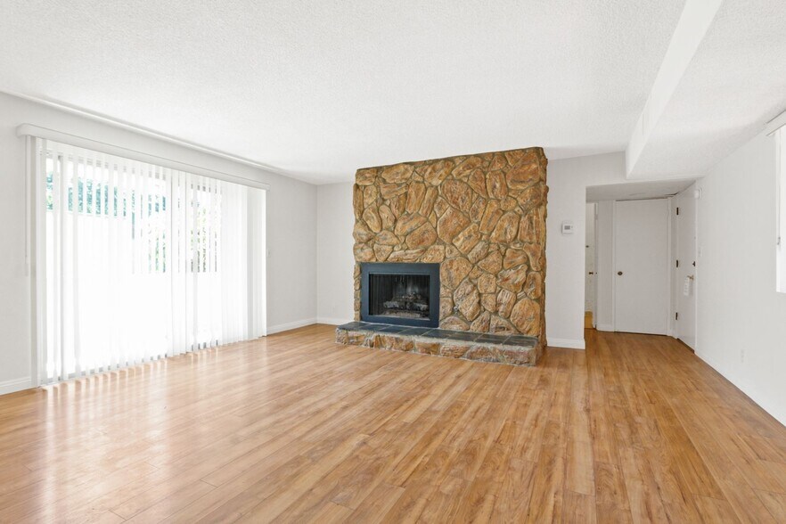 Building Photo - 12246 Montana Ave