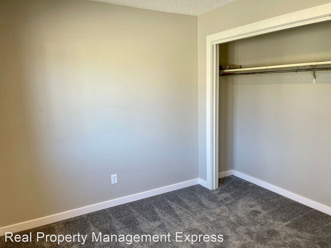 Building Photo - 2 br, 1 bath Apartment - Newly Renovated 2...