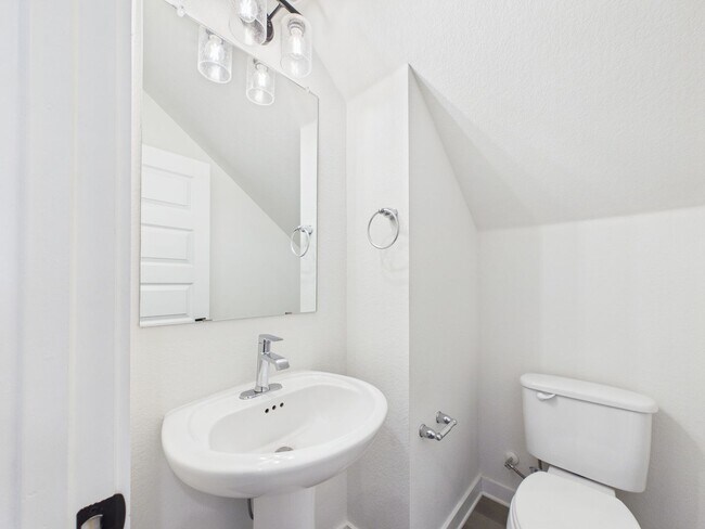 Building Photo - Great Townhouse with private yard