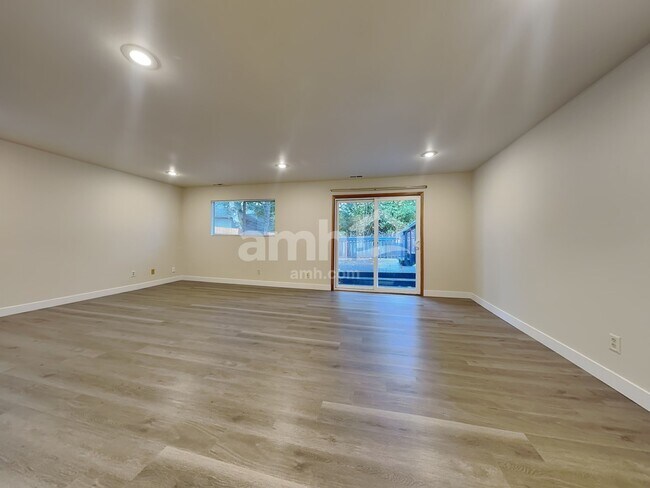 Building Photo - 2078 SE 8th Dr