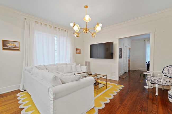 Building Photo - 211 W 40th St