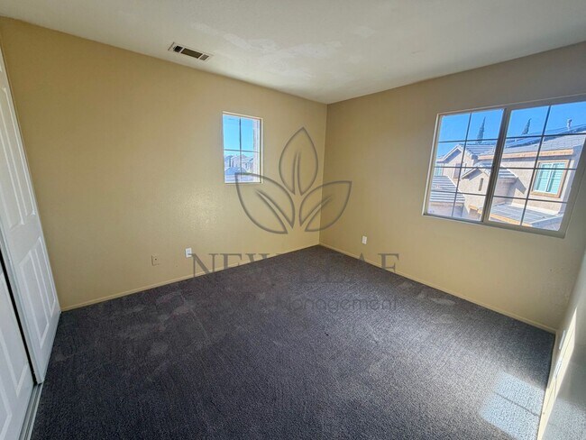 Building Photo - 4 bedroom 3bath 3 car garage in Victorville