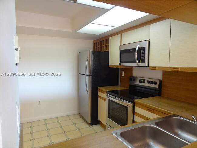 Building Photo - 8850 SW 123rd Ct