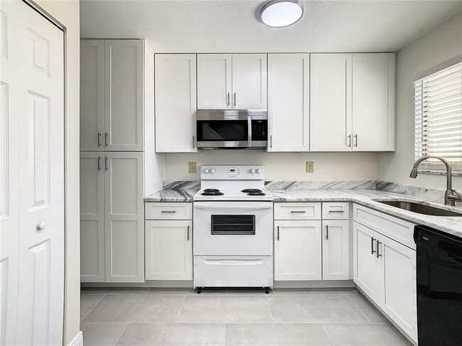 Building Photo - 9027 Pebble Creek Dr