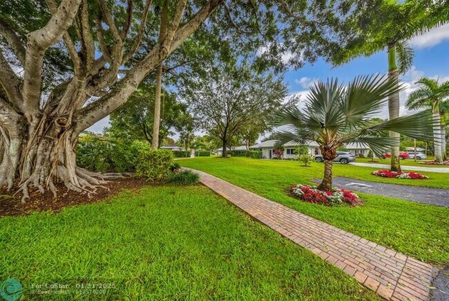 Building Photo - 4011 N Cypress Dr