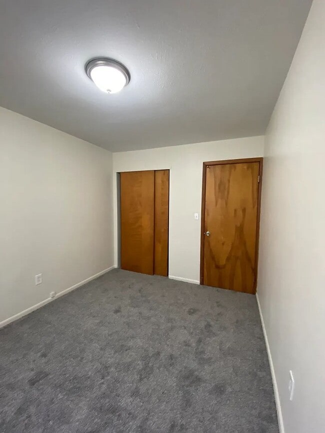 Building Photo - 2-Bedroom Remodeled Unit across from Lake Erie