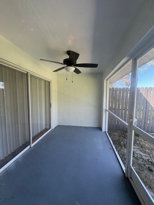 Building Photo - AVAILABLE NOW!  2 Bedroom 2 Bath Duplex with 1 Car Garage!