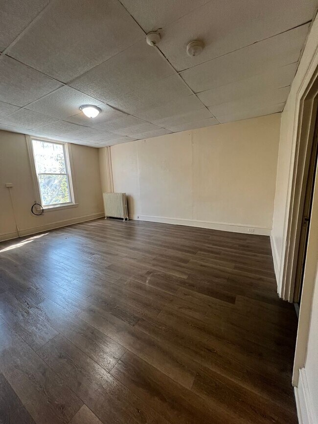 Building Photo - 114 1/2  S Queen St