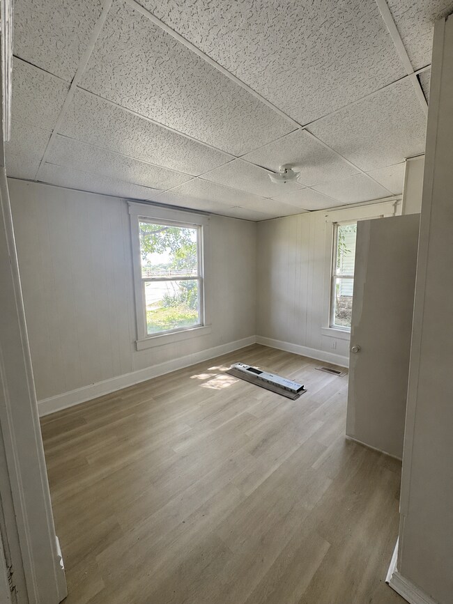 Building Photo - LEASING