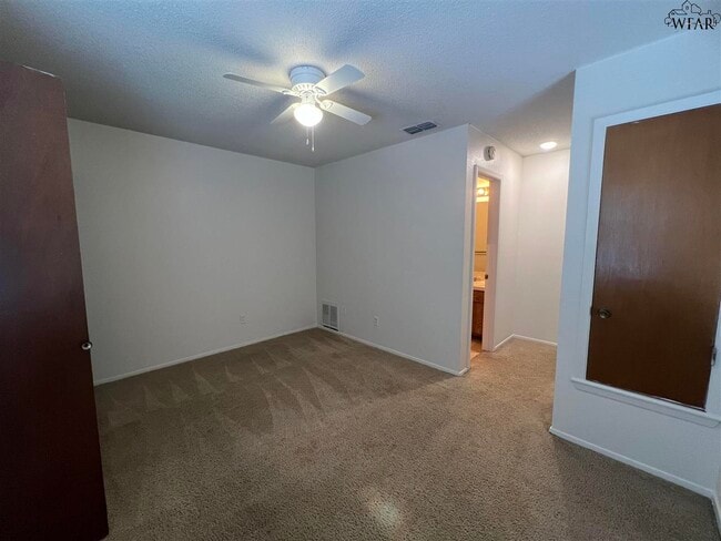 Building Photo - 4501 Mistletoe Dr