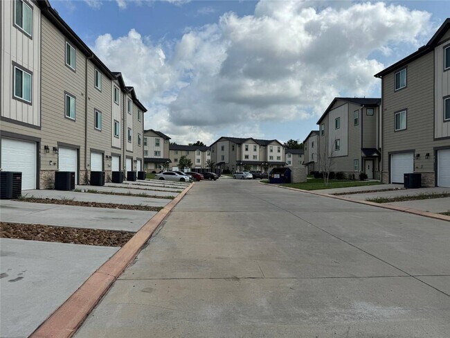 Building Photo - 12603 Telge Rd