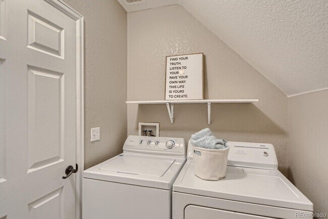 Building Photo - Fantastic 3 bed, 2.5 bath Townhome in Univ...