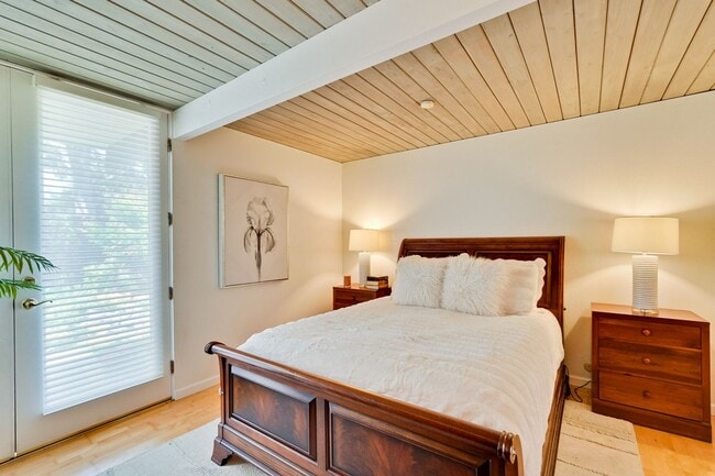 Building Photo - Gorgeous 4 Bed, 2 Bath Eichler in Sunnyvale
