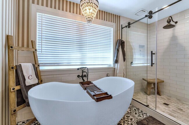 Building Photo - 1021 W Encanto Blvd