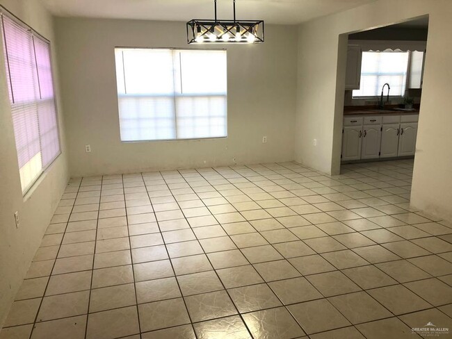 Building Photo - 17 El Campo Dr