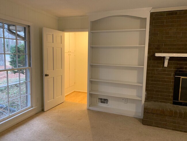 Building Photo - 4 BR 3 BATH in Cedar Creek!