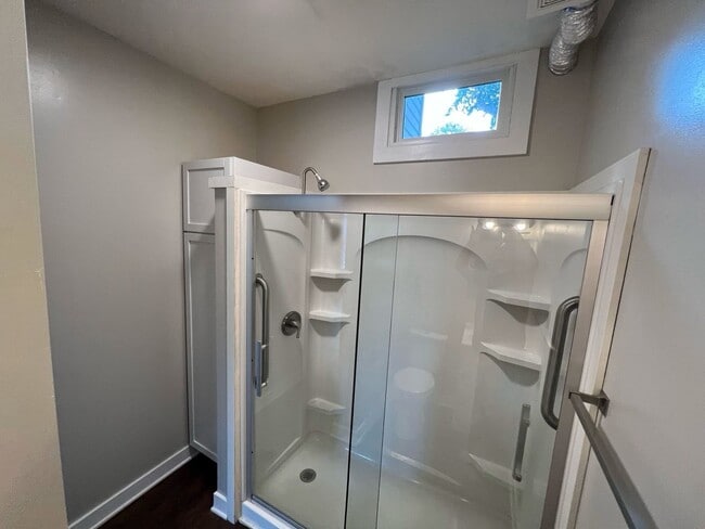 Building Photo - 700 W Powers St