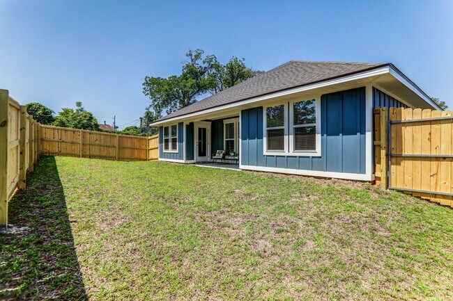 Building Photo - 213 Treadstone Wy