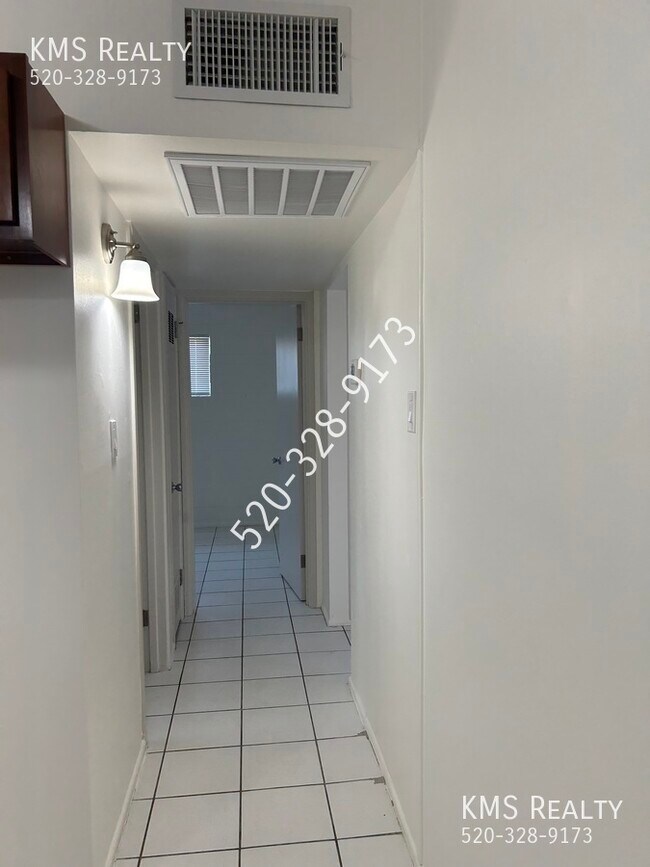 Building Photo - 5126 E Bellevue St