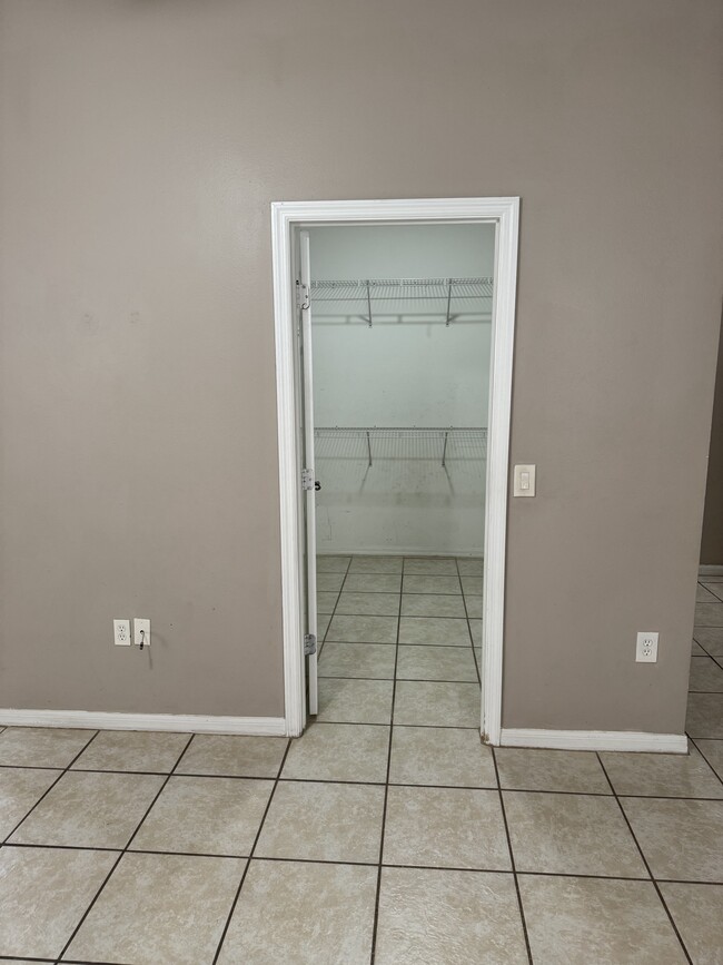 Building Photo - 136 Aster Dr