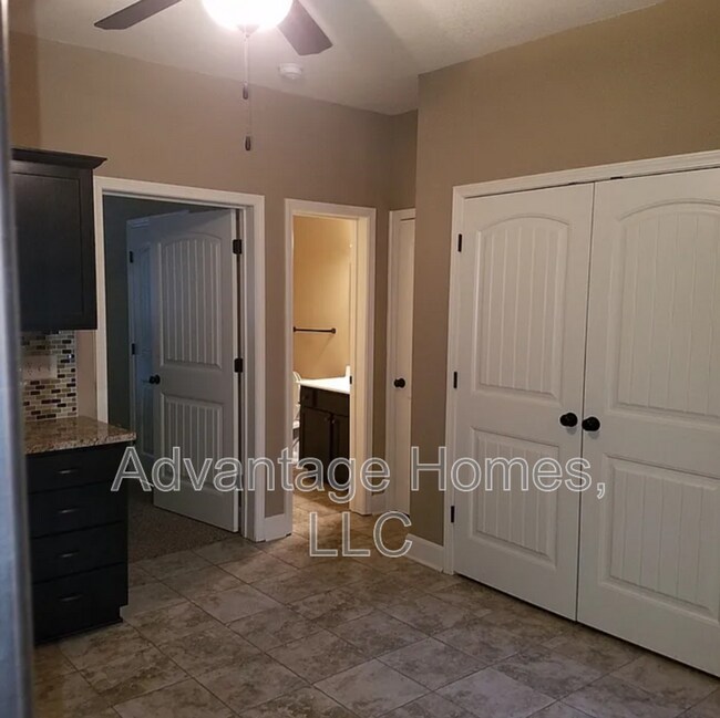 Building Photo - 2176 SW Timbertrace Ln