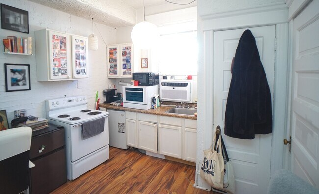 Building Photo - 2800 N Pine Grove Ave