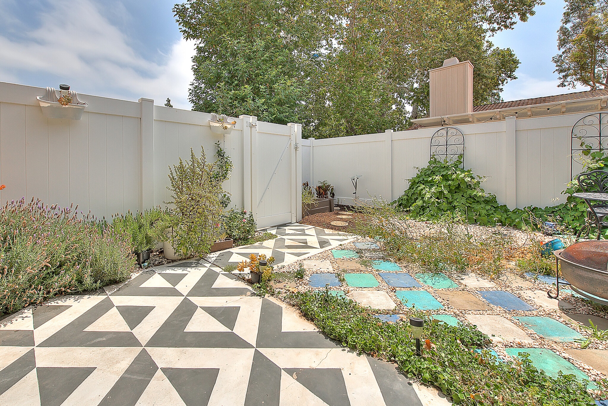 Building Photo - 1068 Border Ave
