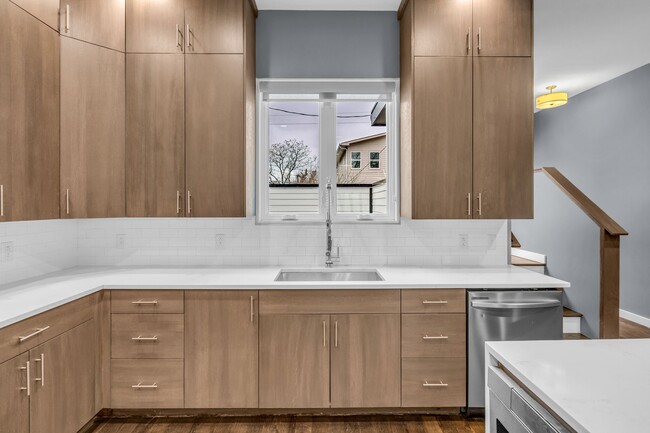 Building Photo - 418 37th Ave N