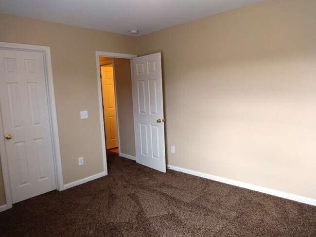 Building Photo - 405 Crystal Oaks Ln
