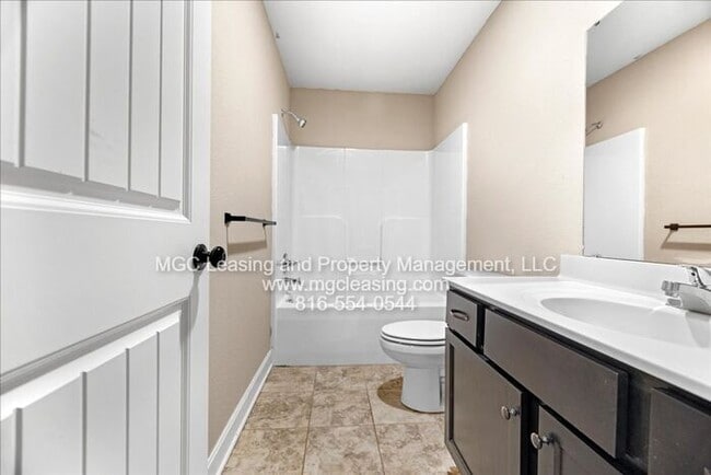 Building Photo - Fall in love at Foxridge Townhomes, Raymor...