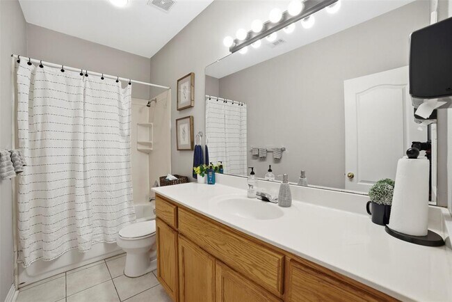 Building Photo - 409 E Austin Ave