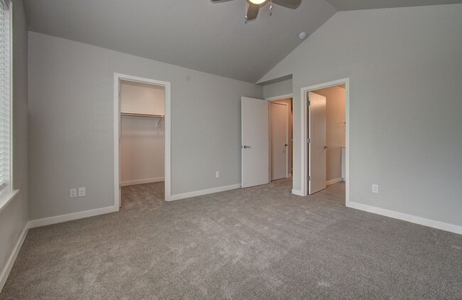 Building Photo - Beautiful Townhouse with Easy Access to Ev...