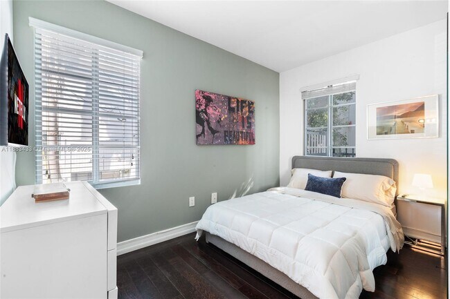 Building Photo - 621 11th St