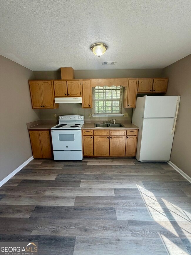 Building Photo - 806 E Church St