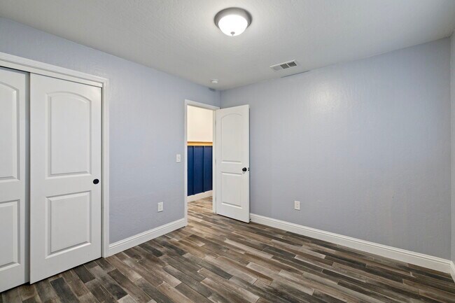 Building Photo - 1212 S Demaree St