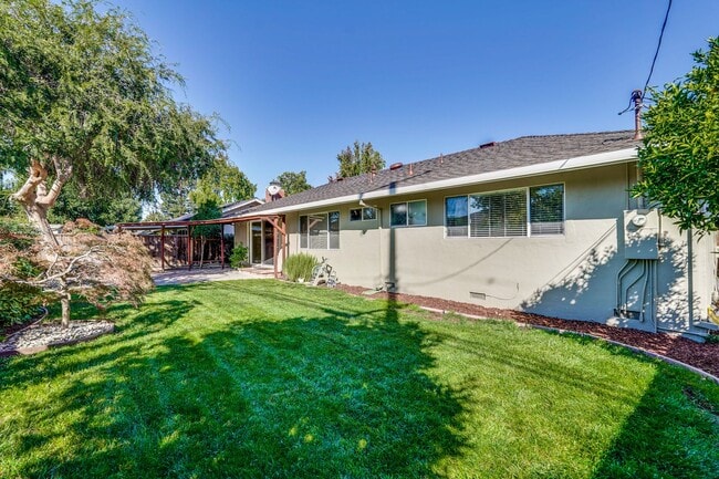 Building Photo - Charming & Refreshed Well-Maintained 4 Bed...