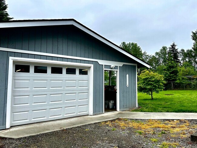 Building Photo - Rare Kent Gem, 3 BR | 3 BA | 2 DEN | 0.41 ...