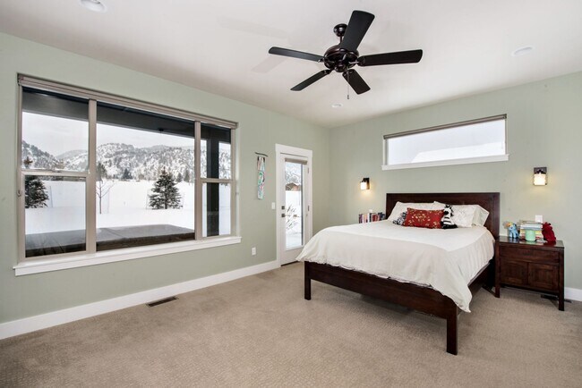 Building Photo - 3 Bedroom 2 Bathroom Ranch Style Home in I...