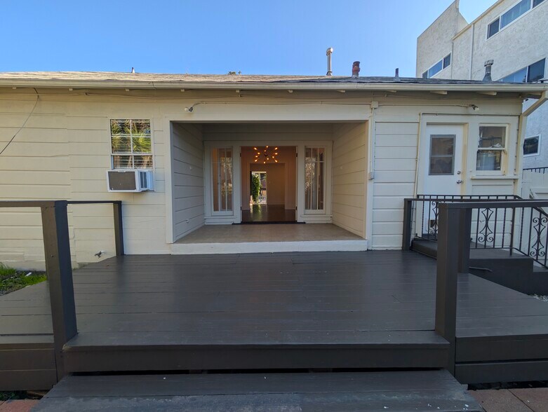 Building Photo - 849 N West Knoll Dr