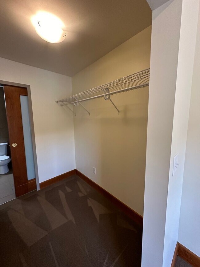 Building Photo - Blue Earth Place-One Bedroom available