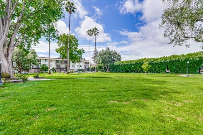 Building Photo - Top Floor Unit - Balcony - Elevator Access - Community Pool & Tennis Court