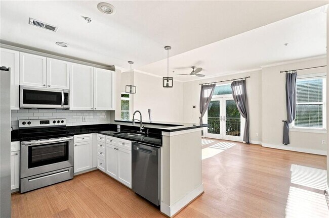 Building Photo - 933 Garrett St