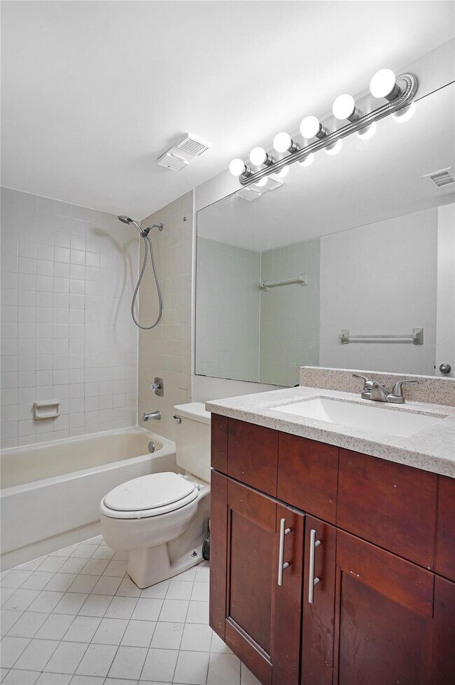 Building Photo - 109 Lake Emerald Dr