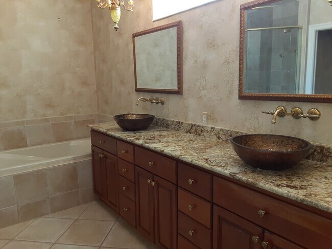 Building Photo - Annual unfurnished 3/2 SFH with pool in The Oaks!