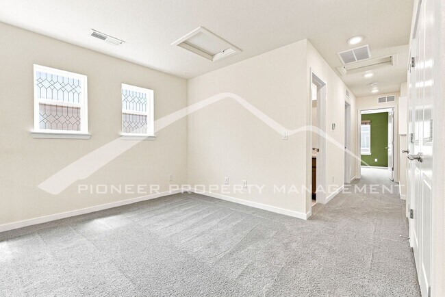 Building Photo - Charming Home with Central AC and Washer/Dryer