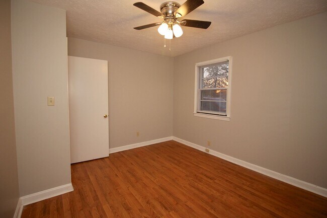 Building Photo - Adorable 3-brm brick ranch with lots of na...