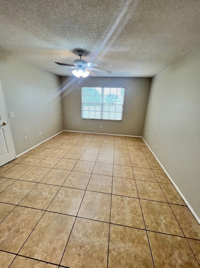 Building Photo - COZY 3 BEDROOM, 2 BATH HOME WITH TILE & LAMINATE THROUGHOUT, PRIVATE SCREENED PATIO