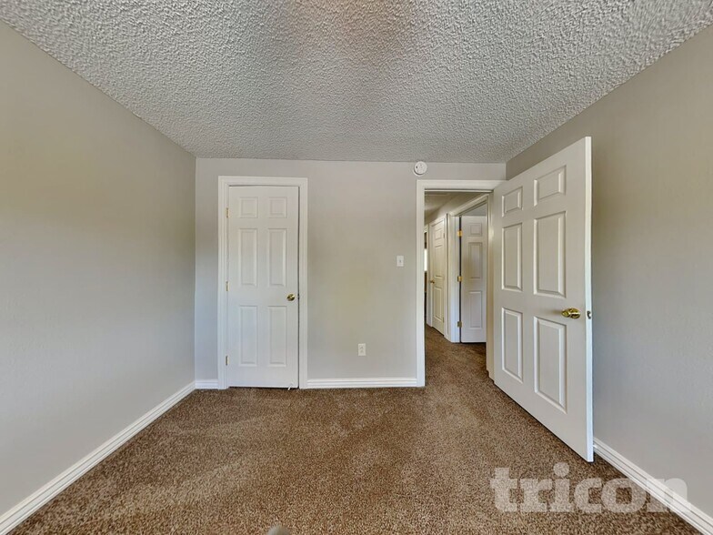 Building Photo - 945 E Huffaker Ln