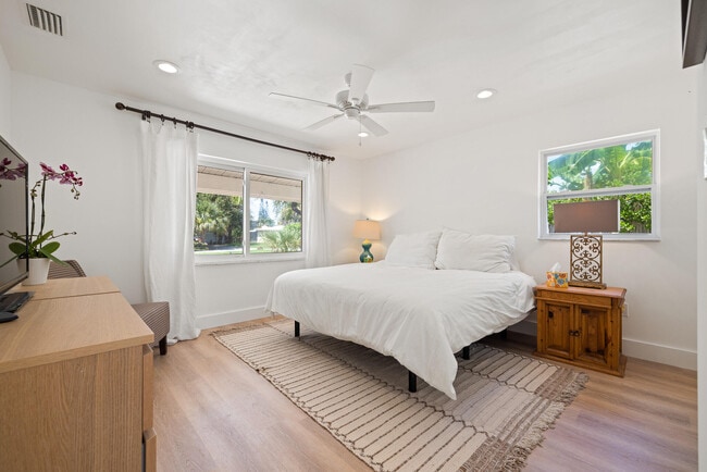 Building Photo - 425 10th Ave